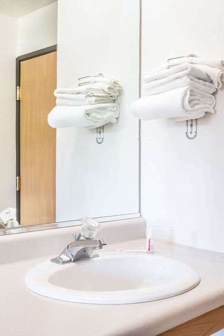 Hotel Super 8 by Wyndham Phillips photo 3