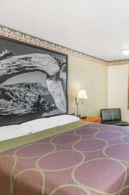 Hotel Super 8 by Wyndham Grants Pass photo 1