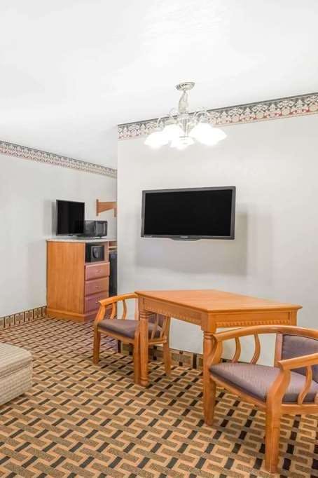 Hotel Super 8 by Wyndham Grants Pass photo 3