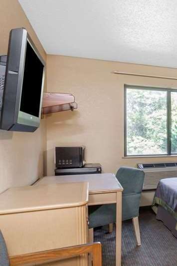 Hotel Super 8 by Wyndham Charlotte/Amusement Park Area photo 3