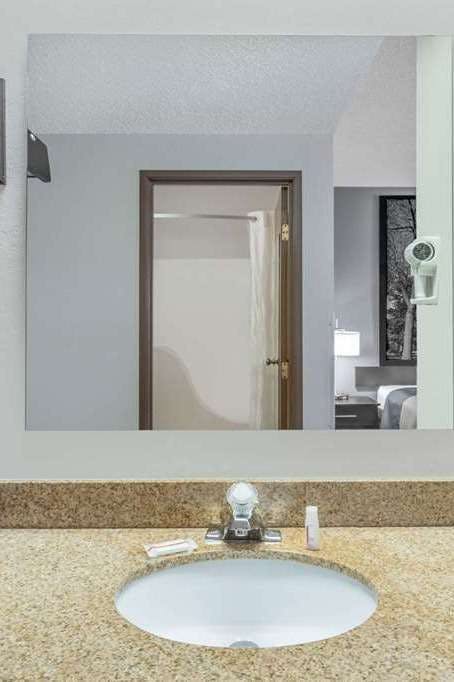 Hotel Super 8 by Wyndham Madison South photo 4