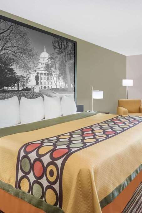 Hotel Super 8 by Wyndham Madison South photo 1