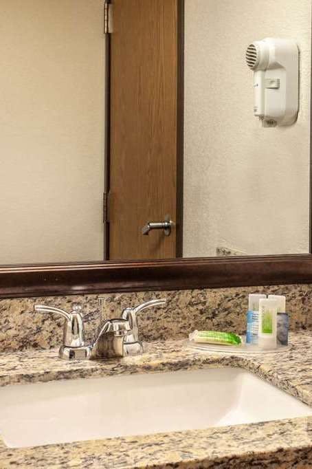 Hotel AmericInn by Wyndham White Bear Lake St. Paul photo 4