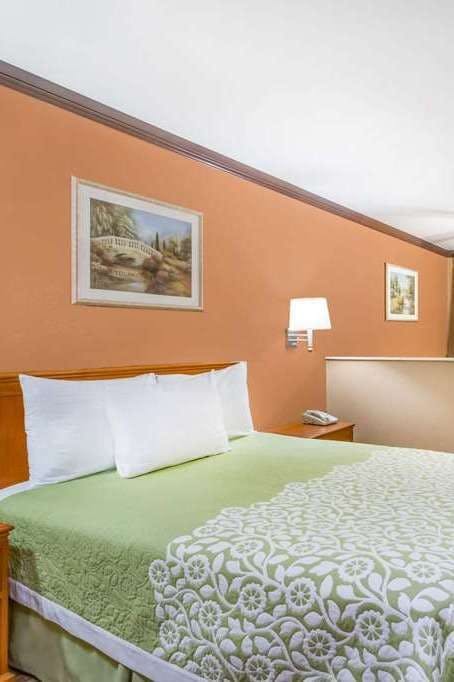 Hotel Days Inn by Wyndham Bishop photo 1