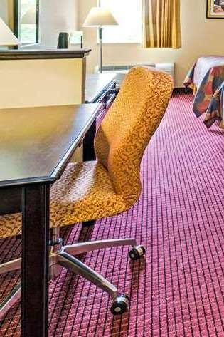 Hotel Days Inn & Suites by Wyndham Jeffersonville IN photo 3