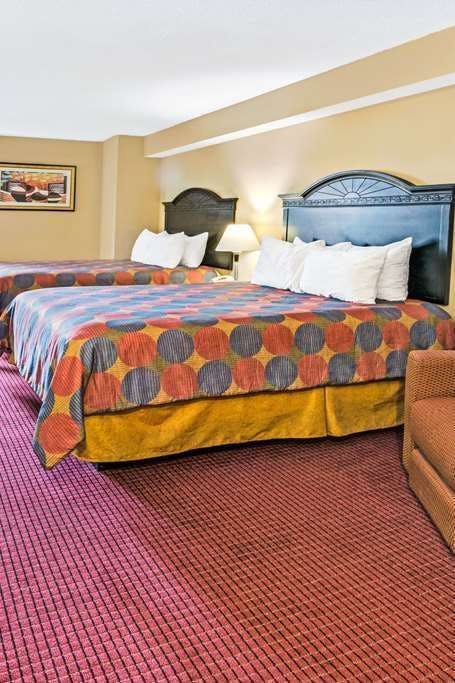 Hotel Days Inn & Suites by Wyndham Jeffersonville IN photo 2