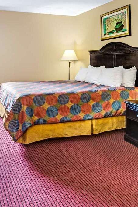 Hotel Days Inn & Suites by Wyndham Jeffersonville IN photo 1