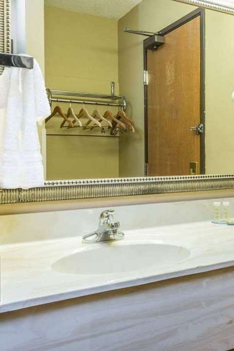 Hotel Super 8 by Wyndham Troy IL/St. Louis Area photo 5