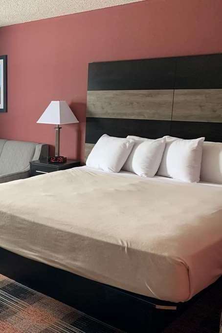 Hotel Baymont by Wyndham Waupun photo 1