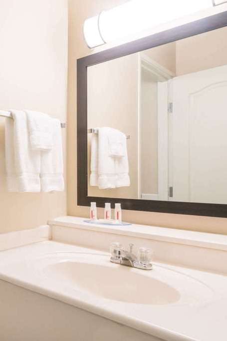 Hotel Baymont by Wyndham Baxter/Brainerd Area photo 4