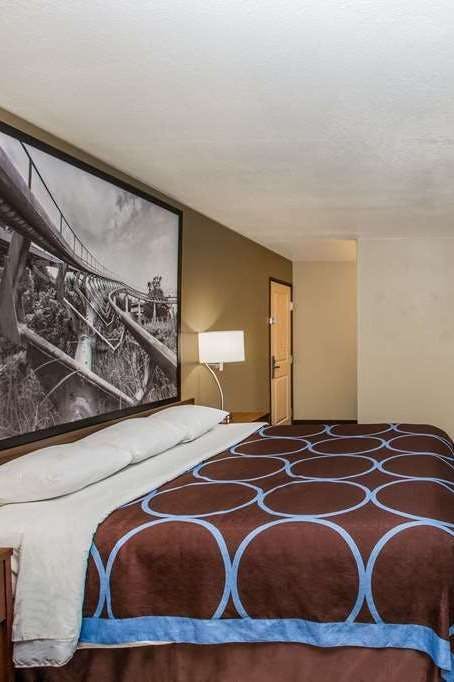 Hotel Super 8 by Wyndham Altoona photo 1