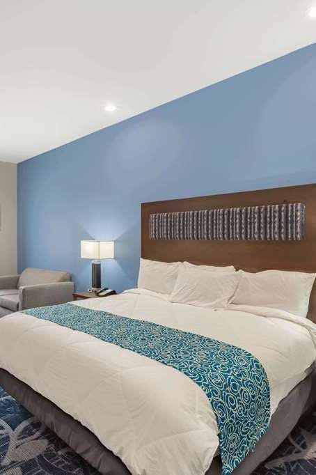 Hotel Baymont by Wyndham Houston Hobby Airport photo 1