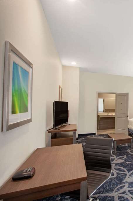 Hotel Baymont by Wyndham Houston Hobby Airport photo 3