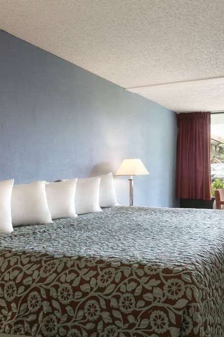 Hotel Days Inn by Wyndham Clearwater/Gulf to Bay photo 1