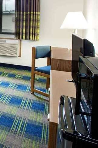 Hotel Super 8 by Wyndham Columbus photo 3