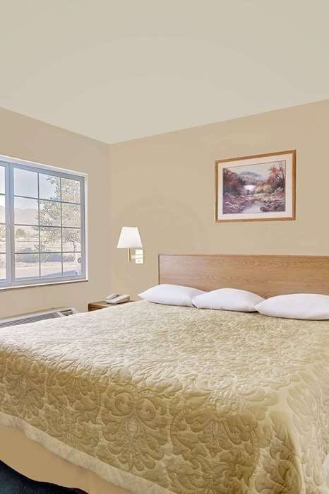 Hotel Super 8 by Wyndham Battle Mountain photo 1