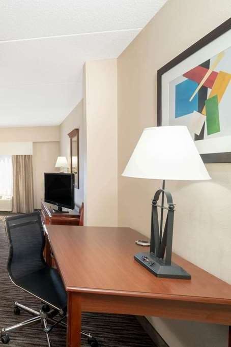 Hotel Wingate By Wyndham Charlotte Airport I-85/I-485 photo 3