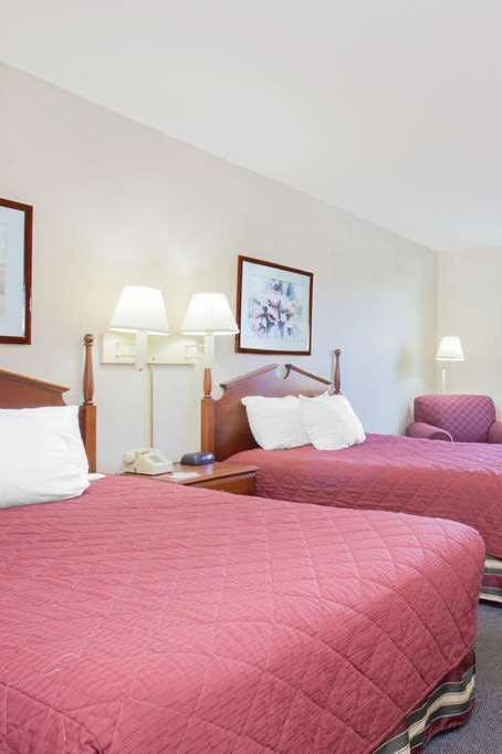 Hotel Ramada by Wyndham Angola/Fremont Area photo 2