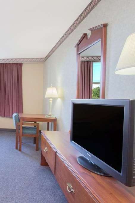 Hotel Ramada by Wyndham Angola/Fremont Area photo 3