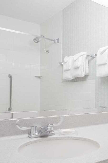 Hotel Ramada by Wyndham Angola/Fremont Area photo 4