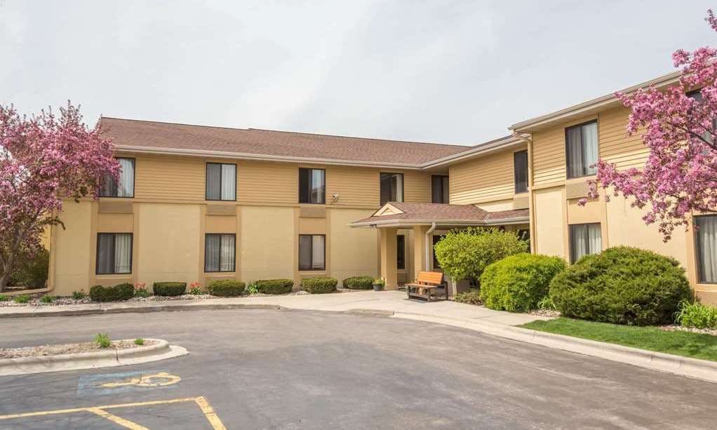 Super 8 by Wyndham Germantown/Milwaukee