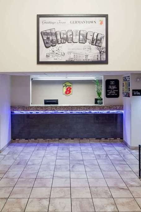 Hotel Super 8 by Wyndham Germantown/Milwaukee photo 5