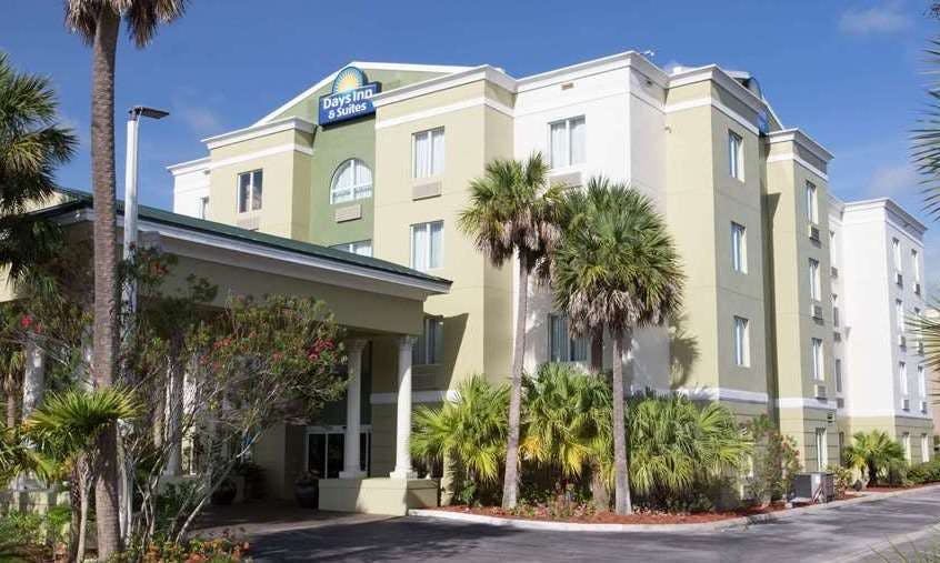 Days Inn & Suites by Wyndham Fort Pierce I-95