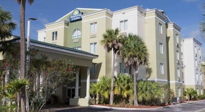 Days Inn & Suites by Wyndham Fort Pierce I-95
