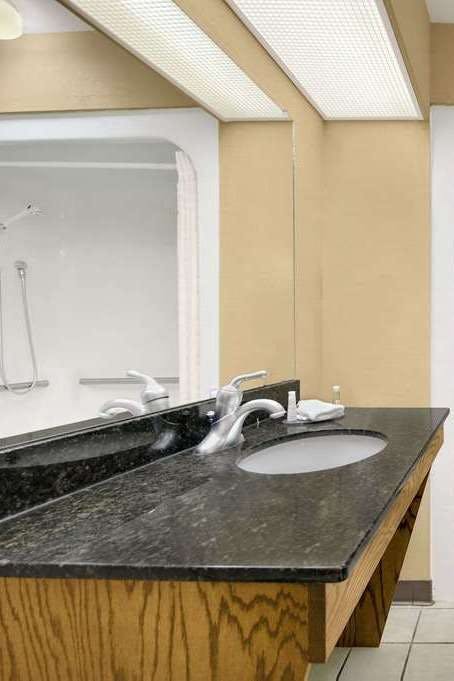 Hotel Baymont by Wyndham Warner Robins photo 3