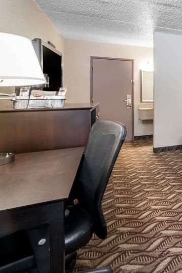 Hotel Days Inn by Wyndham Bismarck photo 2