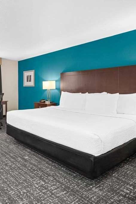 Hotel La Quinta Inn & Suites by Wyndham Portland NW photo 1