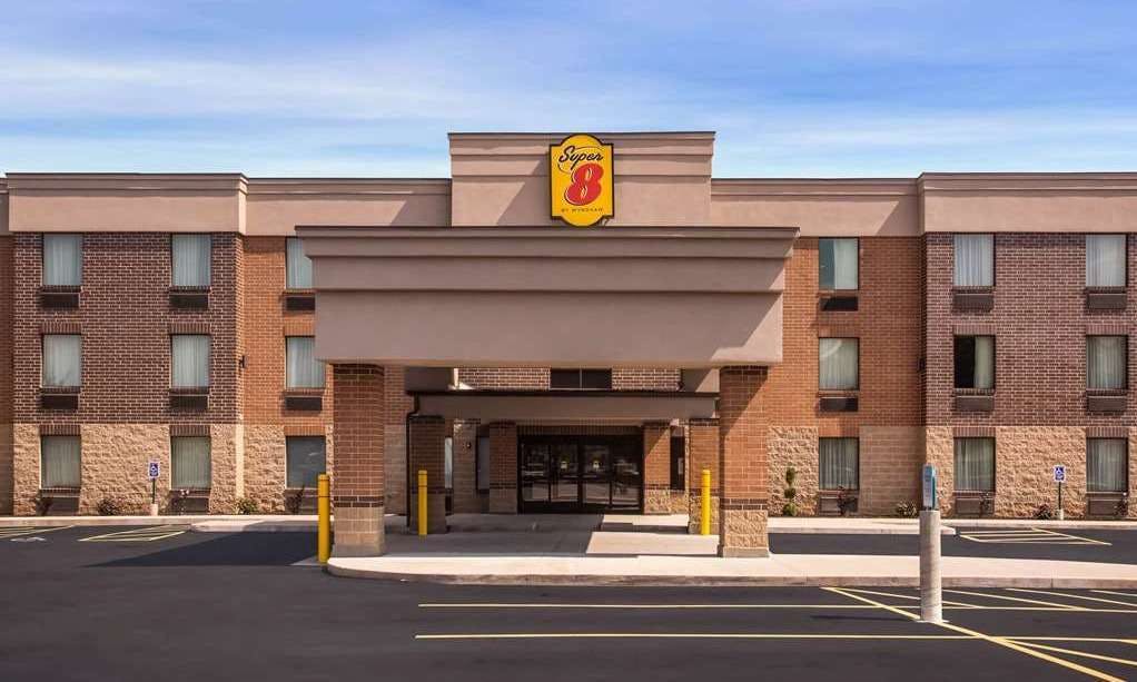 Super 8 by Wyndham St. Louis North