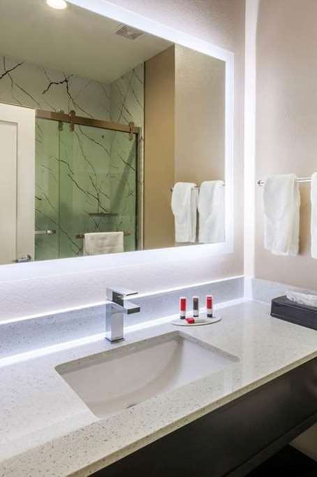 Hotel Super 8 by Wyndham Kingwood Houston North photo 4