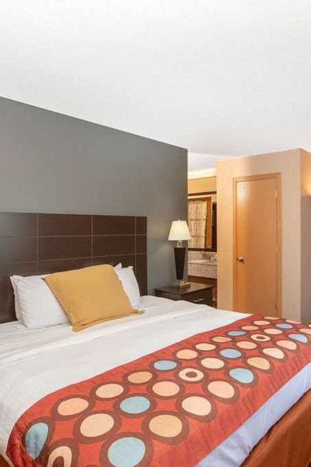 Hotel AmericInn by Wyndham Coralville photo 1