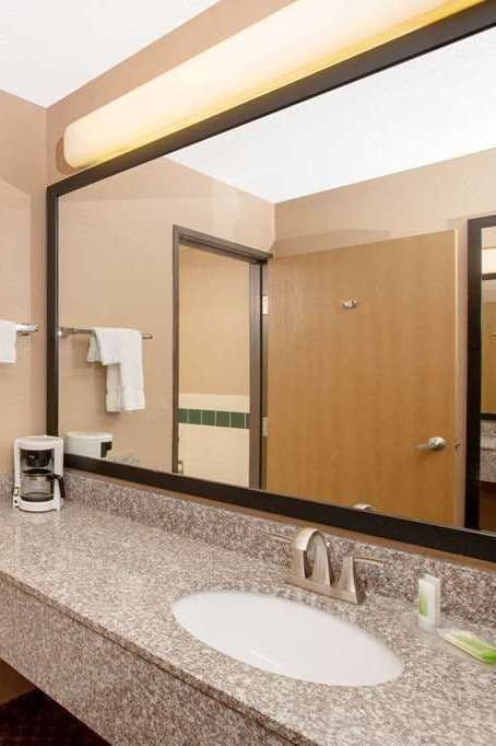 Hotel AmericInn by Wyndham Coralville photo 4