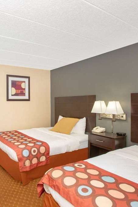 Hotel AmericInn by Wyndham Coralville photo 2