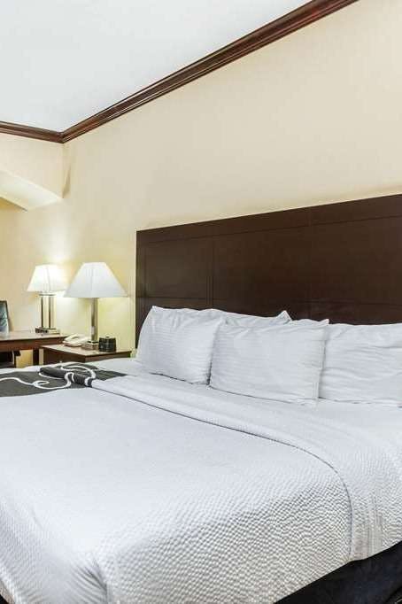 Hotel La Quinta Inn & Suites by Wyndham Ennis photo 1