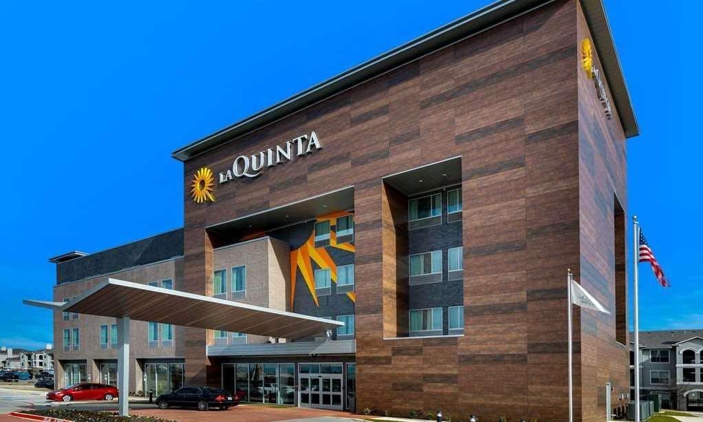 La Quinta Inn & Suites by Wyndham DFW West-Glade-Parks