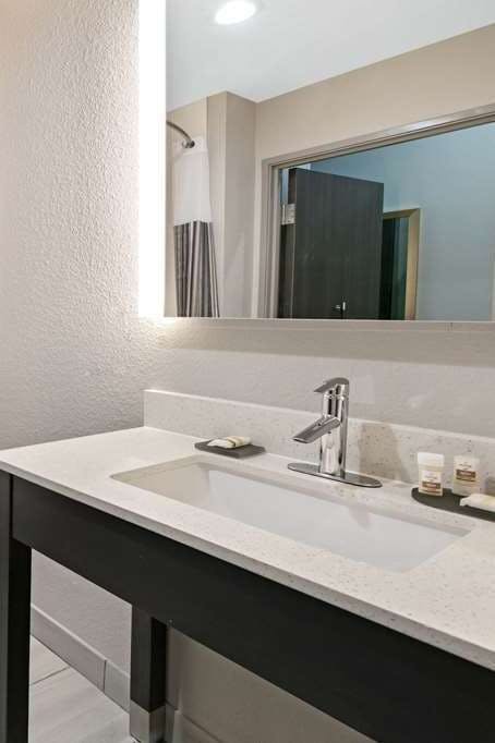 Hotel La Quinta Inn & Suites by Wyndham DFW West-Glade-Parks photo 5