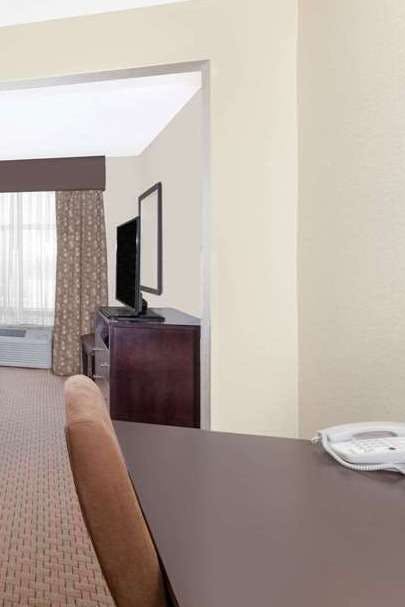 Hotel Wingate by Wyndham Yuma photo 3