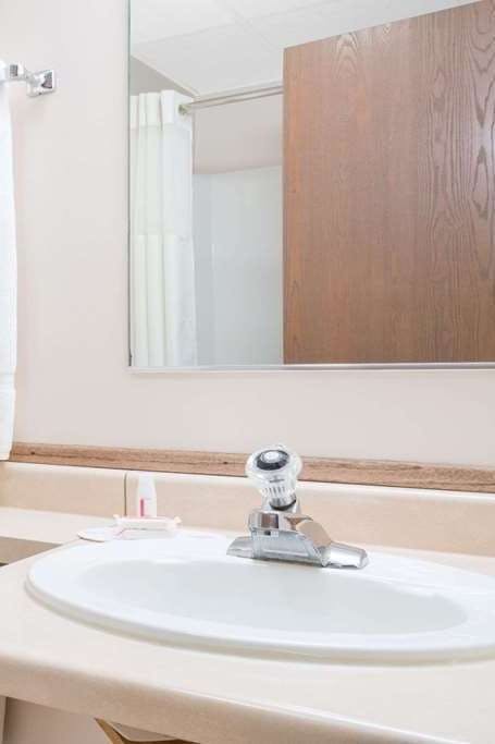 Hotel Super 8 by Wyndham Superior WI photo 4