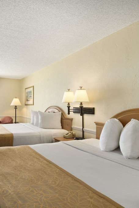 Hotel Days Inn by Wyndham Daytona Oceanfront photo 2