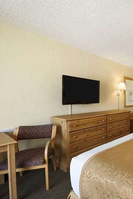 Hotel Days Inn by Wyndham Daytona Oceanfront photo 3