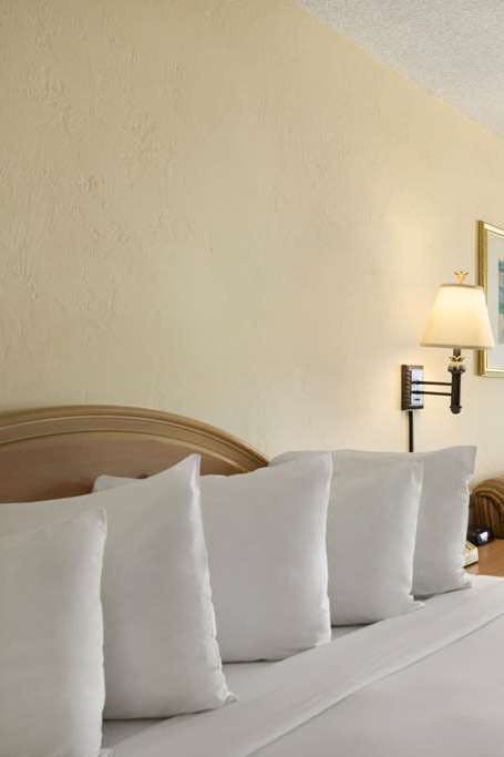 Hotel Days Inn by Wyndham Daytona Oceanfront photo 1