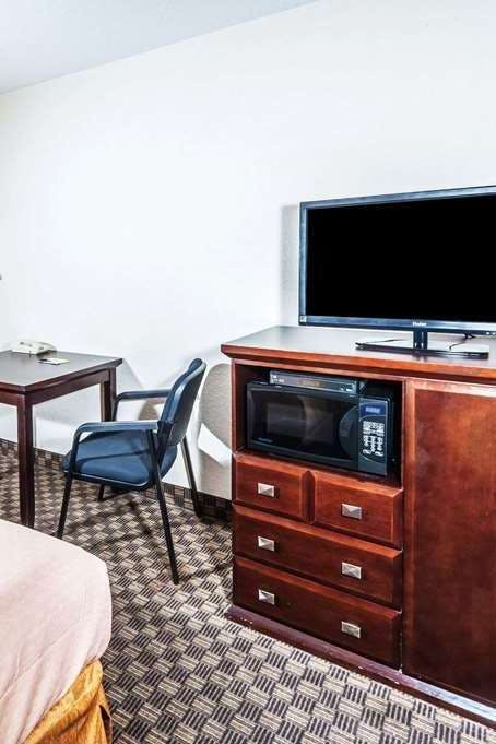 Hotel Super 8 by Wyndham Calgary/Airport photo 3