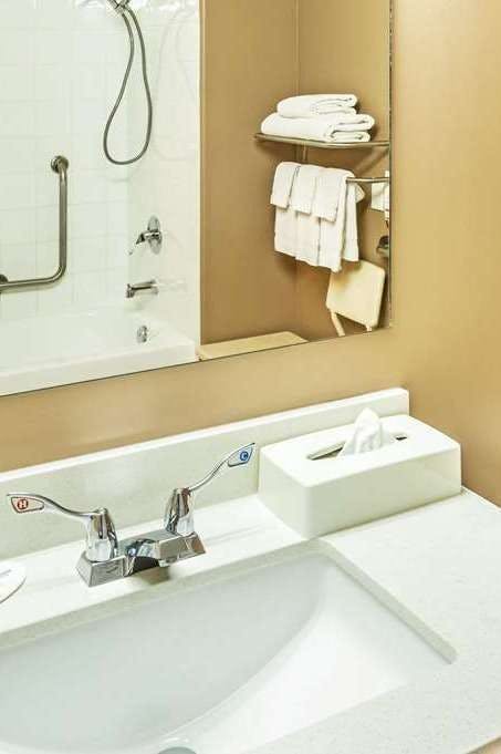 Hotel Super 8 by Wyndham Calgary/Airport photo 4