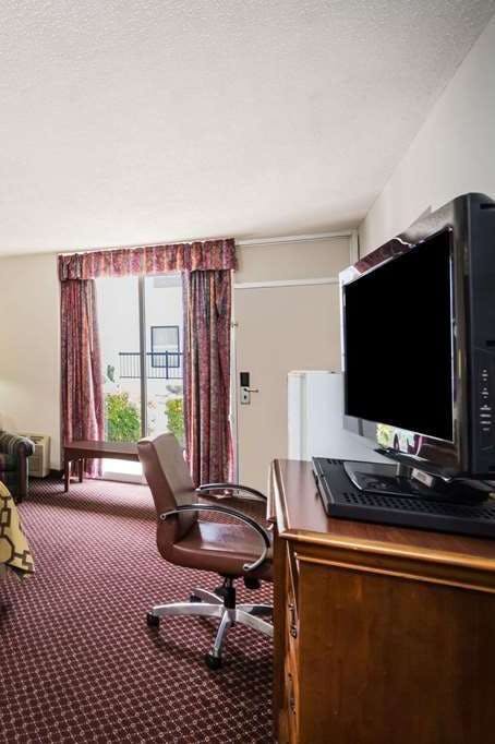 Hotel Baymont by Wyndham Johnson City photo 4