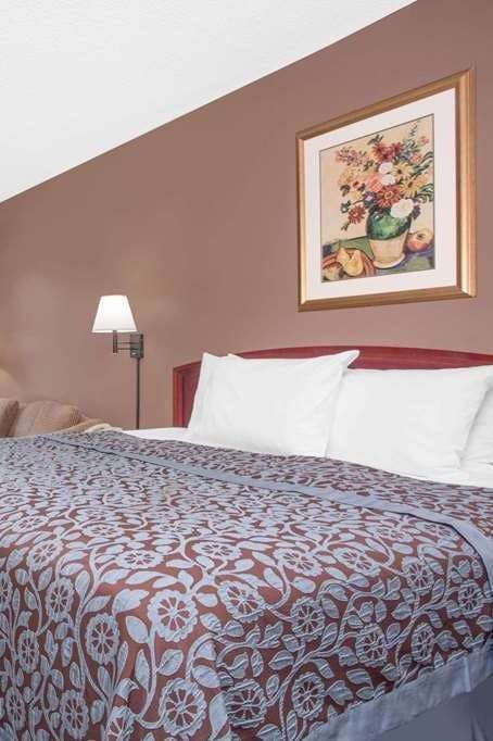 Hotel Days Inn by Wyndham Dublin GA photo 1