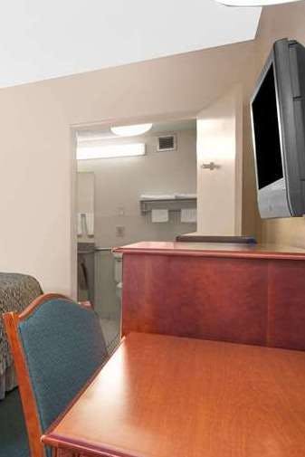 Hotel Days Inn by Wyndham Dublin GA photo 3