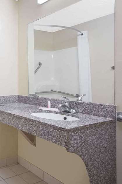 Hotel Days Inn by Wyndham Dublin GA photo 4